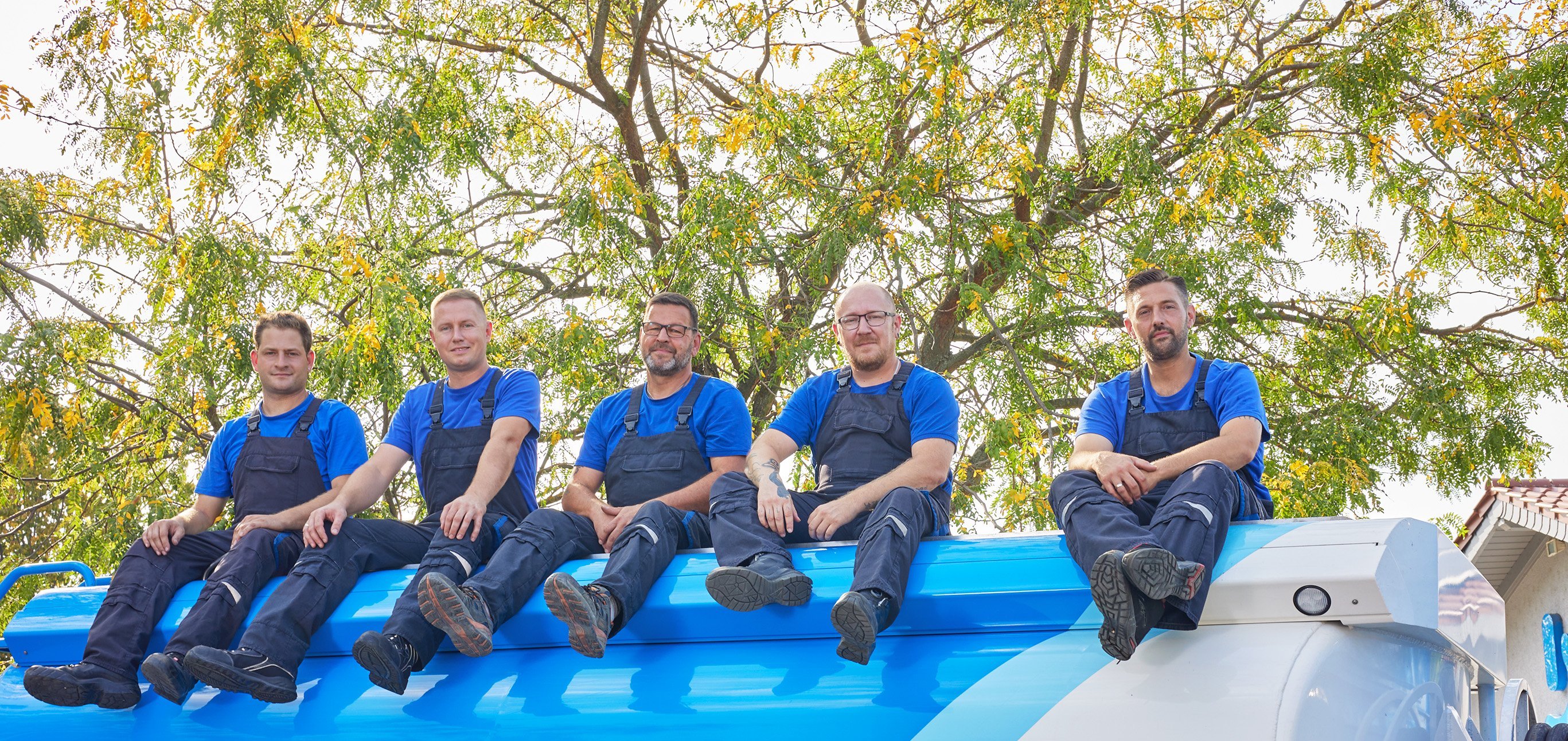 Karriere Bild Mitarbeiter auf unserem Versorgungsfahrzeug